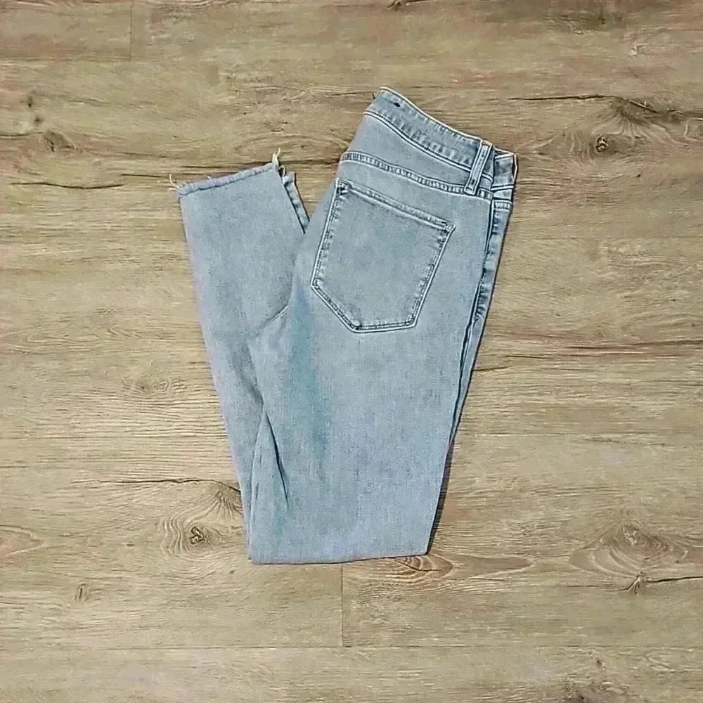 Gap Universal Midrise Raw Hem Jeggings